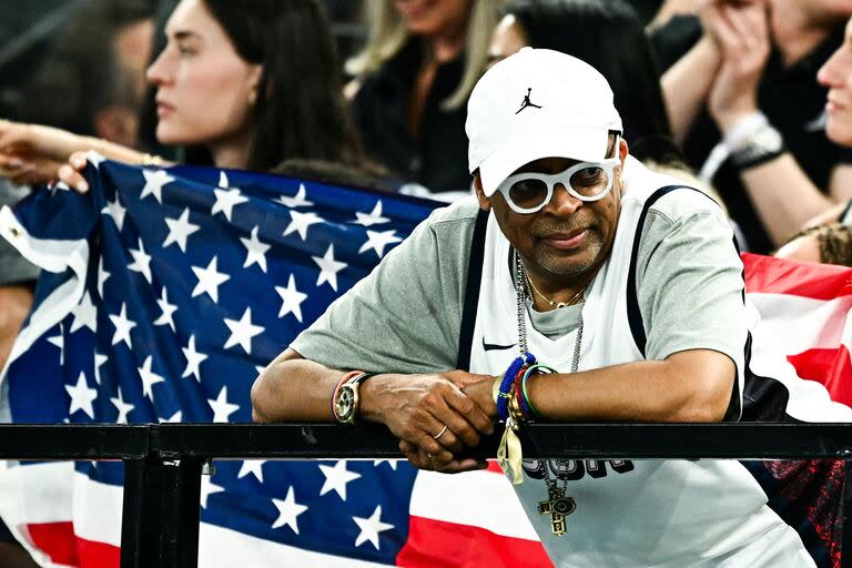 El director de cine Spike Lee, en las tribunas alentando a Simone Biles