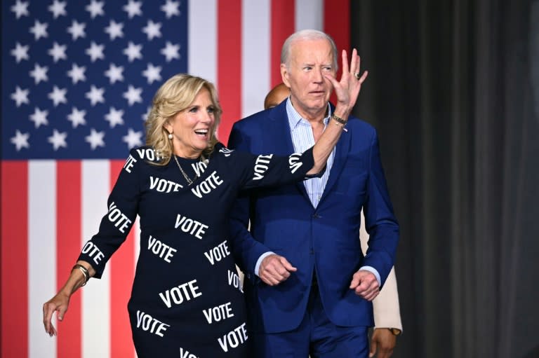 Le président américain Joe Biden et son épouse Jill Biden arrivent à Raleigh (Caroline du Nord, sud-est) pour un meeting, le 28 juin 2024 (Mandel NGAN)