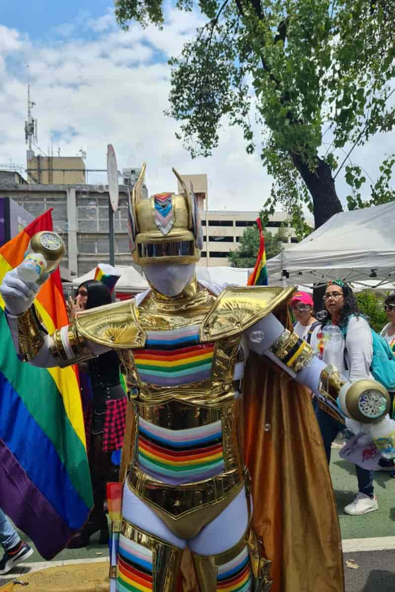 hombre arcoíris marcha lgbt 2024 cdmx