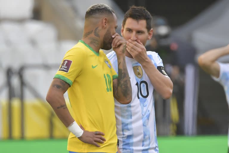 El brasileño Neymar (izq.) y el argentino Lionel Messi hablan antes de su partido de fútbol de clasificación sudamericano para la Copa Mundial de la FIFA Qatar 2022 en el Neo Química Arena, también conocido como Corinthians Arena.