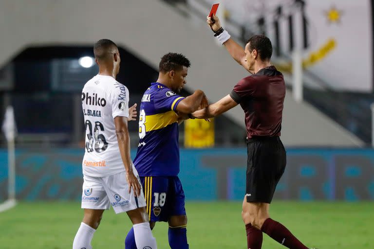 Frank Fabra ve la tarjeta roja durante el partido que disputan con el Santos.