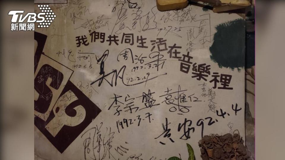 這一面歌手簽名牆，簽名位置也是當年歌壇地位，C位是李宗盛。（圖／TVBS）