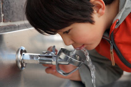 La regla es muy sencilla: si tienes sed bebe agua simple, pero nunca más allá de los 3 litros diarios / iStockphotos