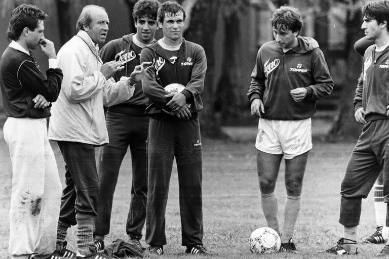 Mucho Ferro en una foto futbolera: Carlos Timoteo Griguol, Oscar Garré, Héctor Cúper, Sergio Vázquez; todos, símbolos del club.