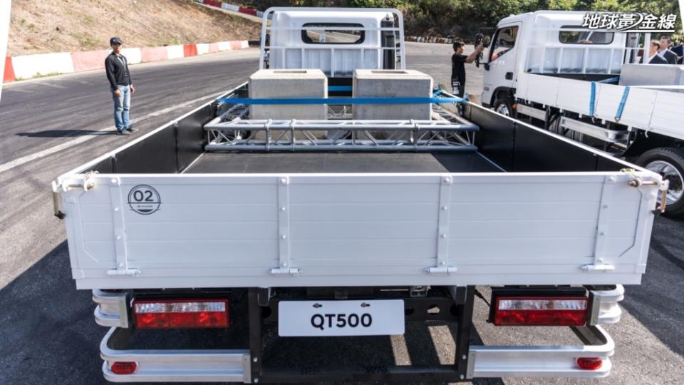 QT500擁有同級最寬可放兩具棧板的貨床內寬。(攝影/ 劉家岳)