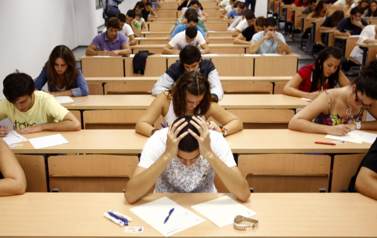 Students take a university entrance examination at a lecture hall in the Andalusian capital of Seville, southern Spain, September 15, 2009. Students in Spain must pass the exam after completing secondary school in order to gain access to university. REUTERS/Marcelo del Pozo (SPAIN EDUCATION SOCIETY)