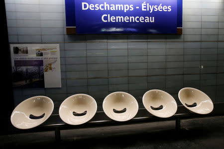 Foto del lunes de la estación de metro rebautizada como "Deschamps-Elysees Clemenceau" tras la obtención de la Copa del Mundo en Rusia. Jul 16, 2018. REUTERS/Jean-Paul Pelissier metro sign "Champs-Elysees Clemenceau" renamed with France's soccer coach Didier Deschamps to celebrate his World Cup win is seen at a subway train station in Paris, France, July 16, 2018. REUTERS/Jean-Paul Pelissier