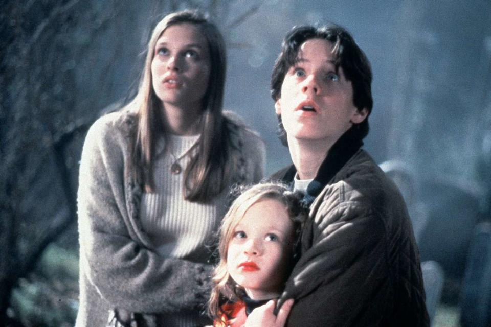 <p>Mary Evans/Ronald Grant/Everett</p> Vinessa Shaw, Thora Birch and Omri Katz in <em>Hocus Pocus</em> (2023)