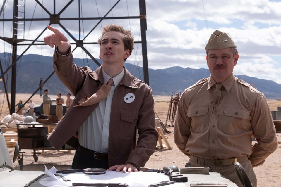 L to R: Dylan Arnold is Frank Oppenheimer and Matt Damon is Leslie Groves in OPPENHEIMER, written, produced, and directed by Christopher Nolan. (Universal)