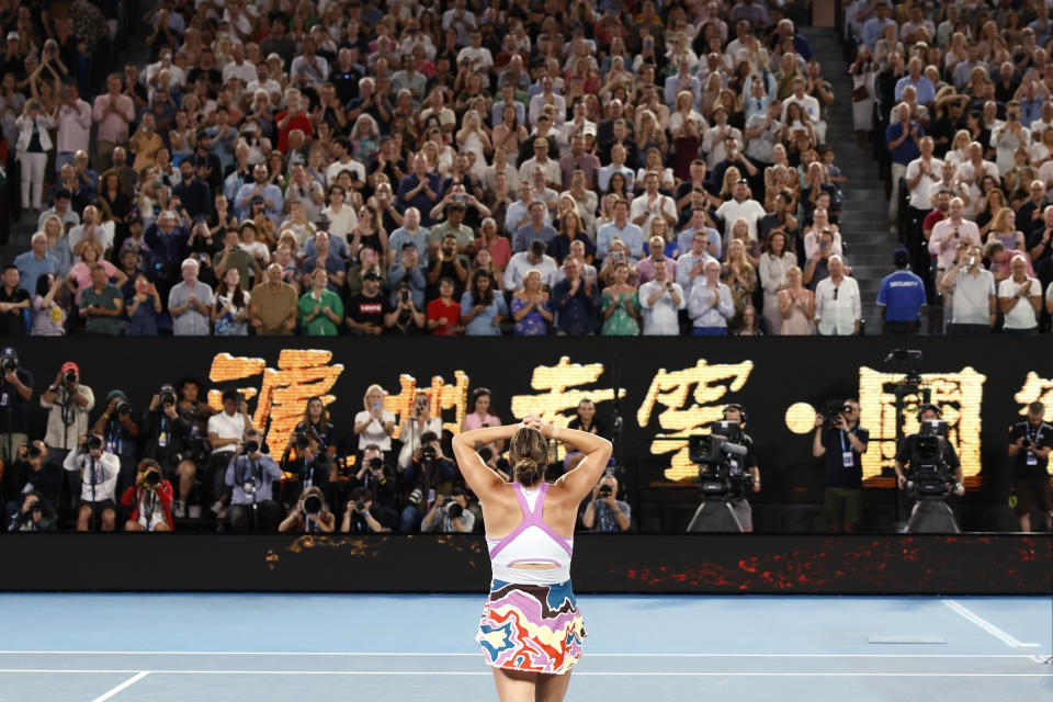 La bielorrusa Aryna Sabalenka reacciona tras superar a la kazaja Elena Rybakina of en la final del Abierto de Australia el sábado 28 de enero del 2023. (AP Foto/Asanka Brendon Ratnayake)