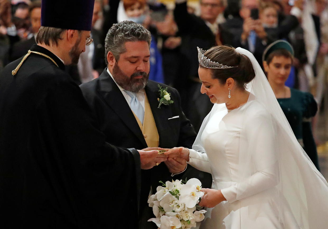 El Gran Duque George Mikhailovich Romanov y Victoria Bettarini, intercambian anillos durante la ceremonia en  St. Isaac, Catedral de San Peterburgo. Octubre 1, 2021. REUTERS/Anton Vaganov