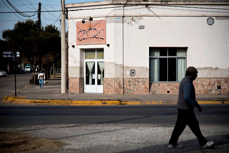 El bar "Central", en donde trabaja actualmente Gianfelici. Una postal de la recorrida por Pujato, la localidad en la que nació el director técnico de la Selección Argentina, Lionel Scaloni