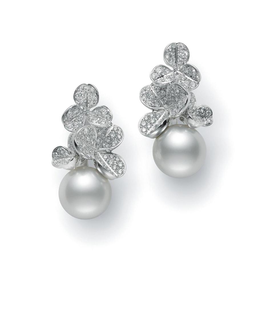 Fortune Leaves系列南洋珍珠鑽石夾式耳環 18K白金鑲嵌鑽石，搭配南洋珍珠尺寸約11.50～11.99mm。NT$682,000（MIKIMOTO提供）