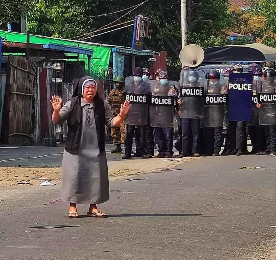 努唐修女在警方求情，懇求他們別對示威者開槍。（翻攝自推特@CardinalMaungBo）