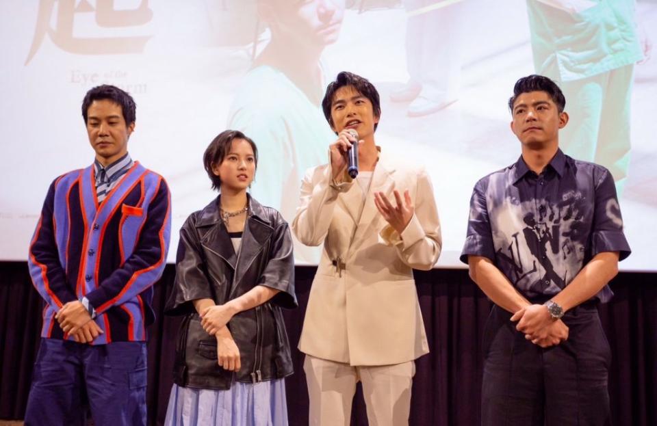《疫起》劇中主角薛仕凌、項婕如、曾敬驊、王柏傑（由左至右）昨日出席首映會現場。（記者陳金龍翻攝）