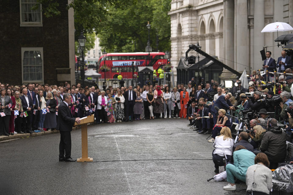 El primer ministro del Reino Unido, Keir Starmer, por el Partido Laborista, ofrece un discurso ante sus partidarios y reporteros en Londres, el viernes 5 de julio de 2024. (AP Foto/Vadim Ghirda)