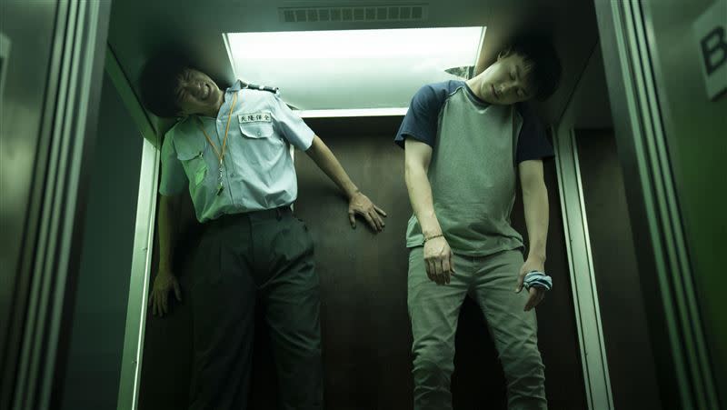 林哲熹（左）和施柏宇在《女鬼橋2：怨鬼樓》在電梯中被鬼抓。（圖／樂到家國際提供）