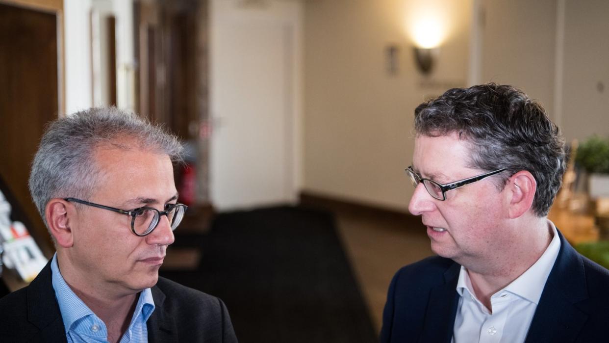 Mögliche Koalitionspartner? Tarek Al-Wazir (l, Grüne) und der hessische SPD-Chef Thorsten Schäfer-Gümbel nach Sondierungsgesprächen. Foto: Andreas Arnold