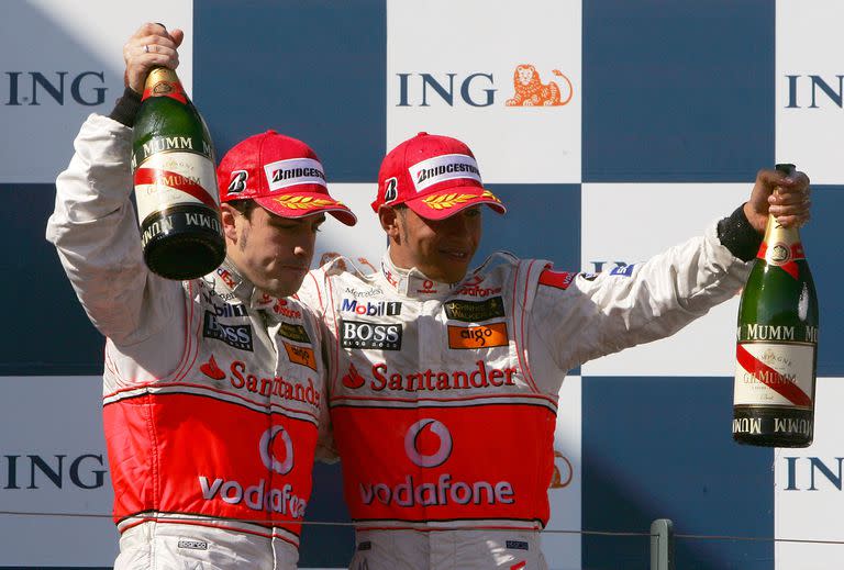 Quince años atrás, Fernando Alonso y Lewis Hamilton compartieron el garaje de McLaren; una temporada de peleas internas que dinamitaron la relación, situación que derivó en la pérdida del título