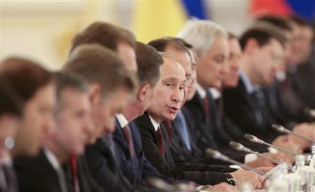 The Russian delegation, led by President Vladimir Putin (C), attend a meeting of the Russian-Ukrainian Interstate Commission at the Kremlin in Moscow, December 17, 2013. REUTERS/Sergei Karpukhin