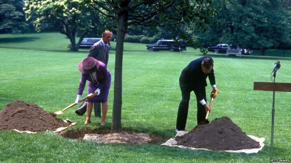 La reina y el presidente George HW Bush