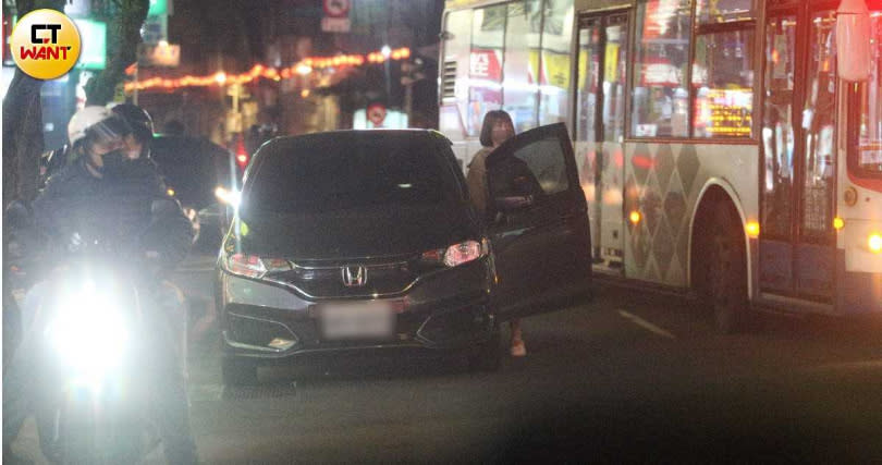 開車門要上車的粿粿，旁邊還有公車呼嘯而過，相當危險（圖／本刊攝影組）