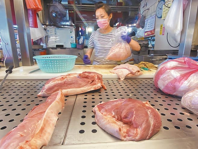 台東部分豬肉攤商說，近期雙北民眾不敢外食，因此有部分台東親友代買肉品「東豬北送」。（蔡旻妤攝）