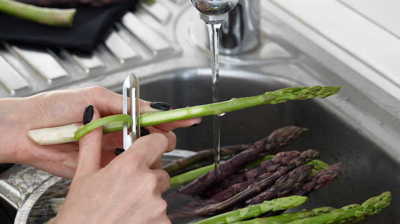 Peeling asparagus stem