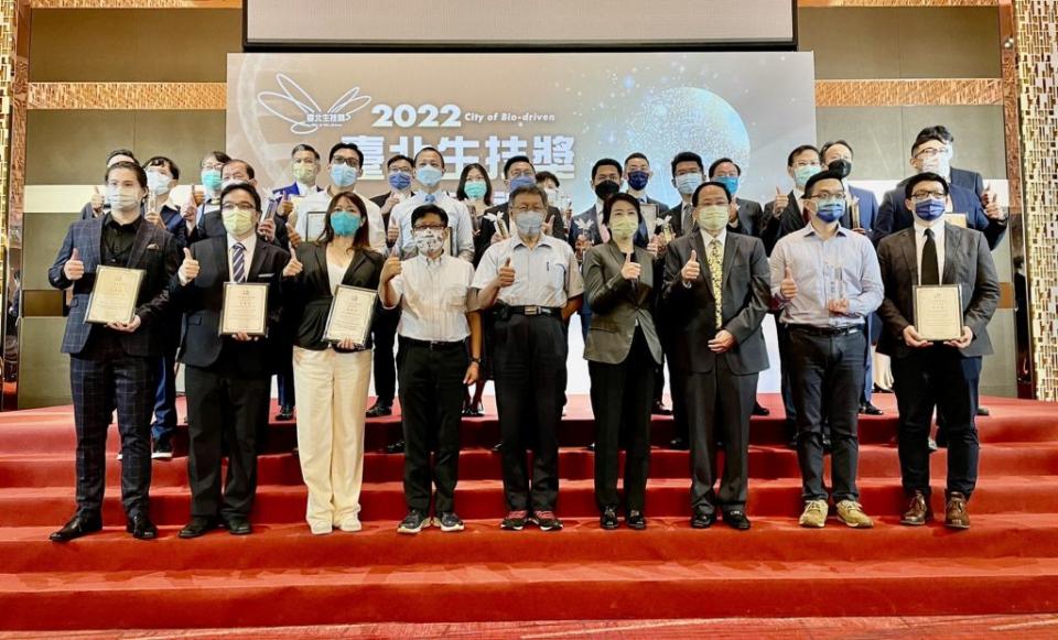 台北生技獎獲獎名單揭曉，台北市長柯文哲（前排中）與得獎代表合影。（記陳建興攝）
