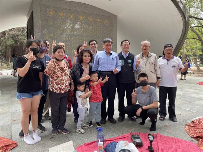 台灣民眾黨主席柯文哲1日南下高雄，到苓雅區中正公園舉辦「民眾親子野餐會」活動。（洪浩軒攝）