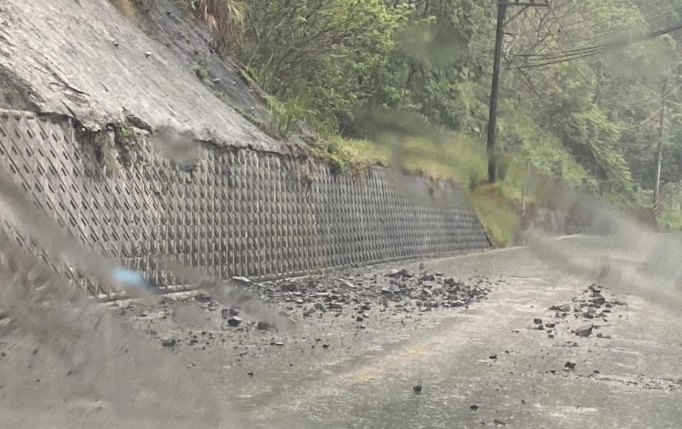 地震又遇雨，南化往關山的南179線12.4k處有落石。 （記者張淑娟攝）