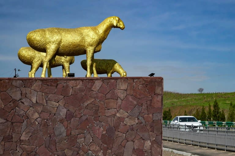 A monument to Hissar sheep stands on the road to the Hissar valley (Amir ISAEV)