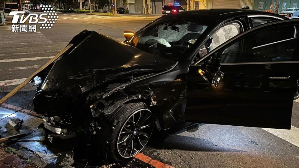 余男先撞警車再撞餐廳，導致轎車車頭嚴重毀損。（圖／警方提供）