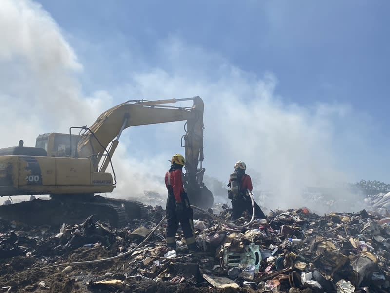 嘉義市環保局永續循環環保園區昨晚發生火警，嘉義市環保局推測起火原因為近日天氣乾燥，回收物項目夾雜的鋰電池易受熱起火，確切起火原因待釐清。（中央社／民眾提供）
