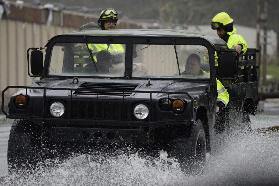 Rescatistas del servicio de emergencias pasan en camioneta por una calle anegada tras el paso del huracán María por la región oriental de la isla, en Humacao, Puerto Rico, el 20 de septiembre de 2017. El huracán más potente en la isla en más de 80 años destrozó cientos de casas, cortó la electricidad en todo el país y anegó algunas calles. (AP Foto/Carlos Giusti)