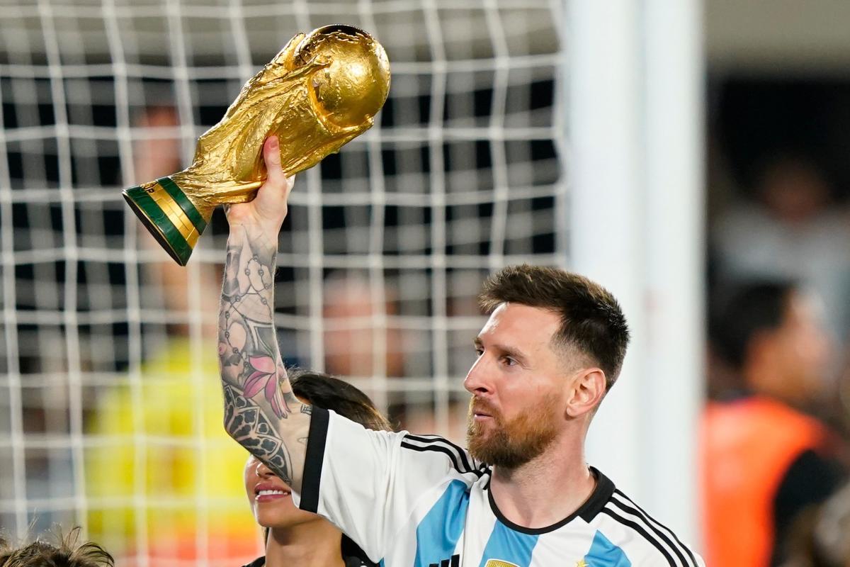 Lionel Messi y sus compañeros presentan nueva camiseta de Selección de  Argentina para Qatar 2022