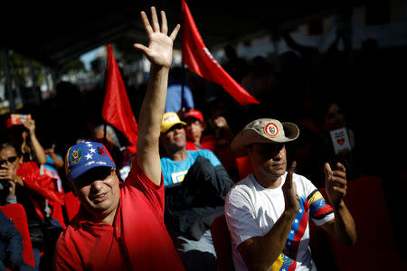 Supporters of Venezuela's President Nicolas Maduro take part in a gathering in support of his government outside the Miraflores Palace in Caracas, Venezuela January 26, 2019. REUTERS/Carlos Garcia Rawlins