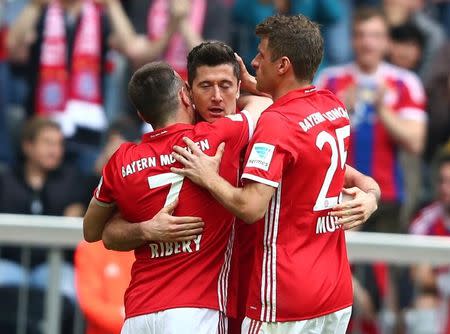 Football Soccer - Bayern Munich v Augsburg - German Bundesliga - Allianz Arena, Munich, Germany - 01/04/17 - Bayern Munich's Robert Lewandowski celebrates with his teammates Franck Ribery and Thomas Mueller after scoring a goal. REUTERS/Michael Dalder