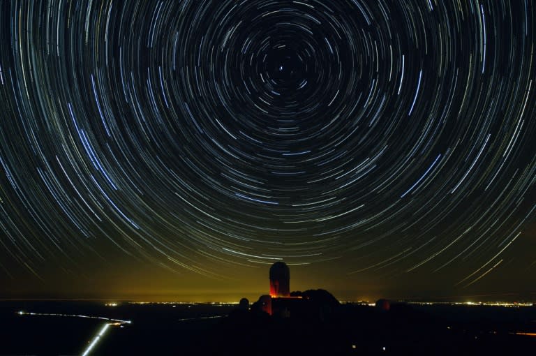 Un ciel étoilé pris en pose longue au-dessus de l'Observatoire de Kitt Peak, en Arizona, en janvier 2006 (STAN HONDA)