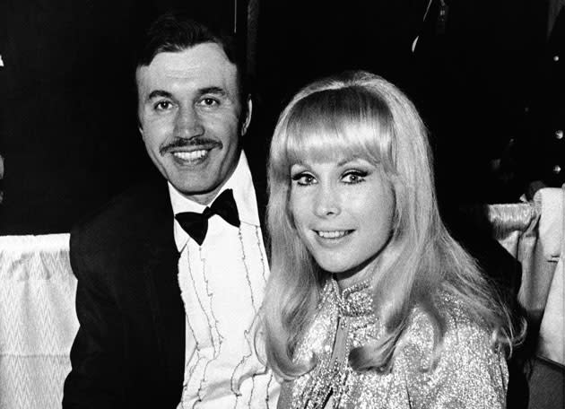 Michael Ansara mit Barbara Eden auf einer Archivaufnahme aus dem Jahr 1969 (Bild: dpa)