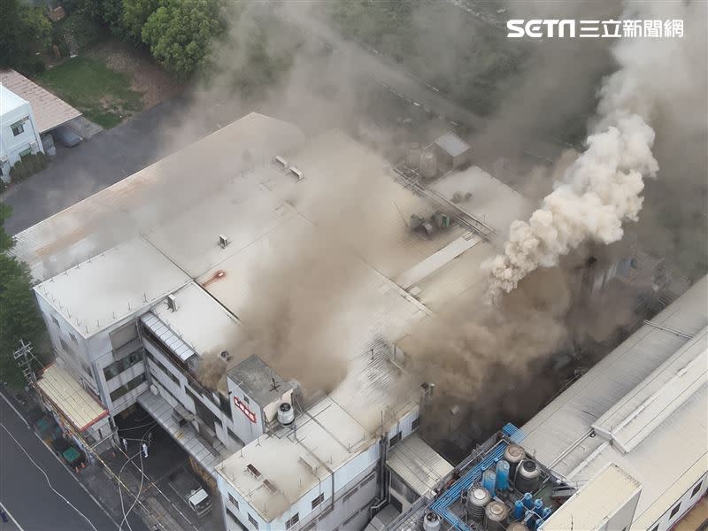 聯華食品彰化廠2樓生產線起火，濃煙迅速往上竄燒，因員工逃生動線錯誤，釀成嚴重死傷。(圖／翻攝畫面)