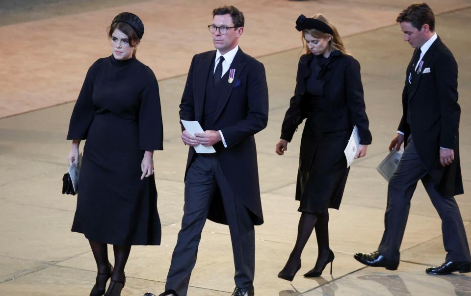 Prinzessin Eugenie, ihr Ehemann Jack Brooksbank, Prinzessin Beatrice und ihr Ehemann Edoardo Mapelli Mozzi gehen, als eine Prozession mit dem Sarg der britischen Königin Elizabeth vom Buckingham Palace - WPA Pool in der Westminster Hall ankommt