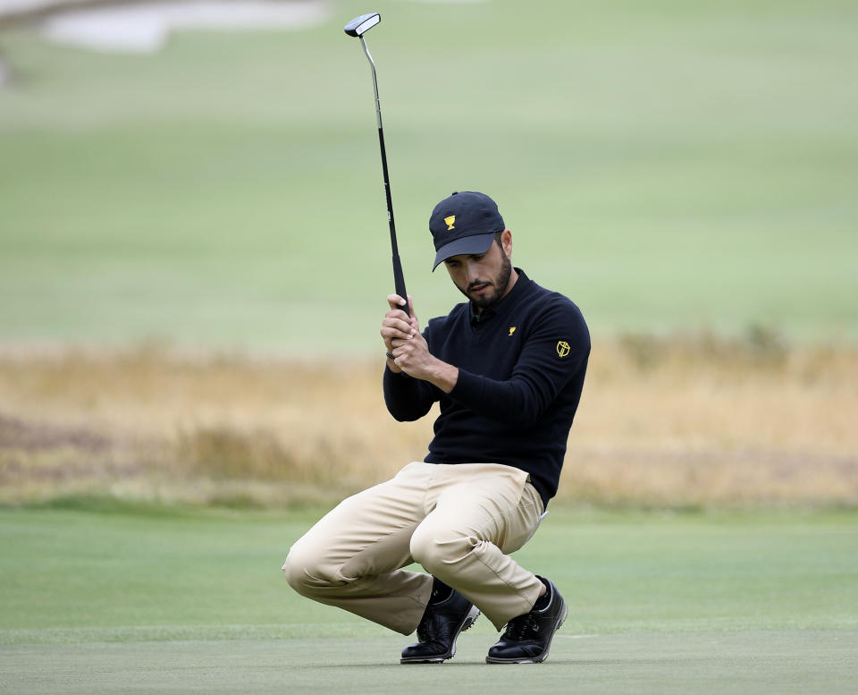 El mexicano Abraham Ancer, del Equipo Internacional, tras fallar un putt en el green del octavo hoyo de su duelo de fourball en la ronda inicial de la Copa Presidentes en Melbourne, Australia, el jueves 12 de diciembre de 2019. (AP Foto/Andy Brownbill)