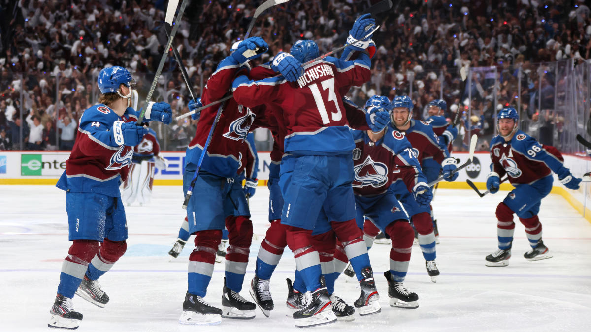 Palat's OT goal lifts Lightning over Bruins 4-3 in Game 2