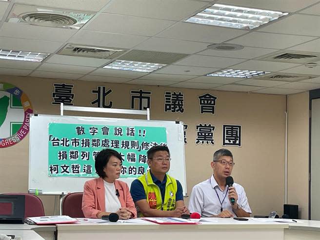 民進黨台北市議員簡舒培（左）、陳賢蔚（中）。（劉彥宜攝）