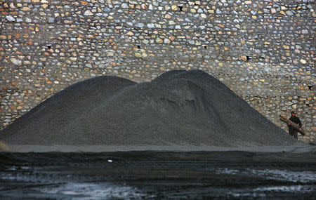 FILE PHOTO: A Chinese miner works at a coal mine in the suburb of Tangshan, China's Hebei province December 9, 2005. REUTERS/Jason Lee/File Photo