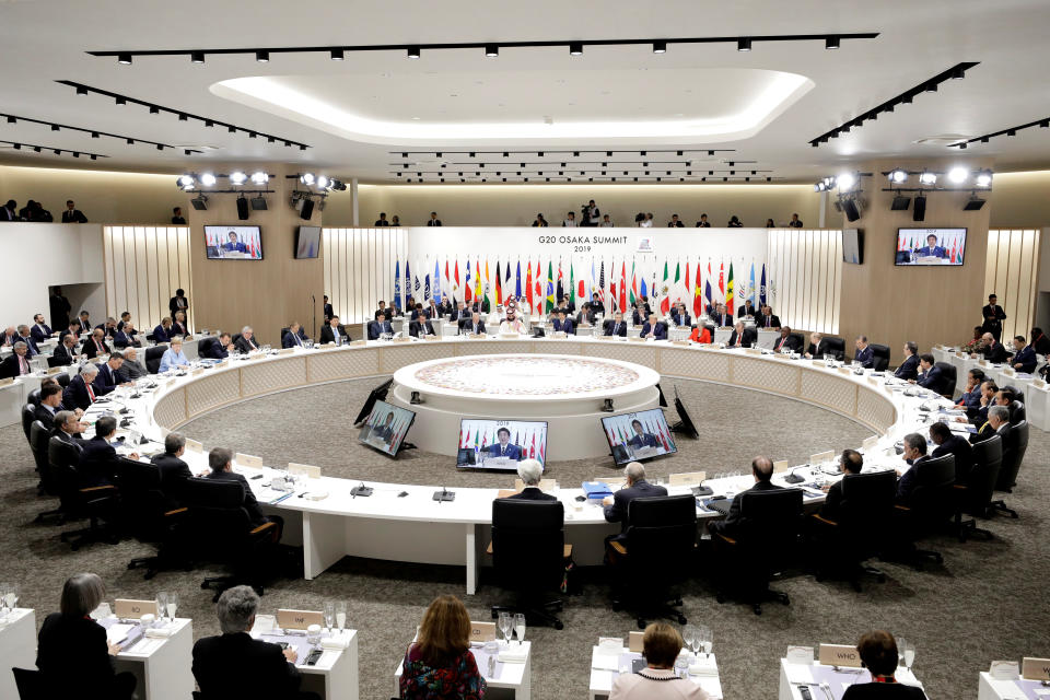 El primer ministro de Japón, Shinzo Abe, habla mientras otros líderes escuchan durante un almuerzo de trabajo en la cumbre del Grupo de los 20 (G-20) en Osaka, Japón, el viernes 28 de junio de 2019. Kiyoshi Ota/Pool vía REUTERS