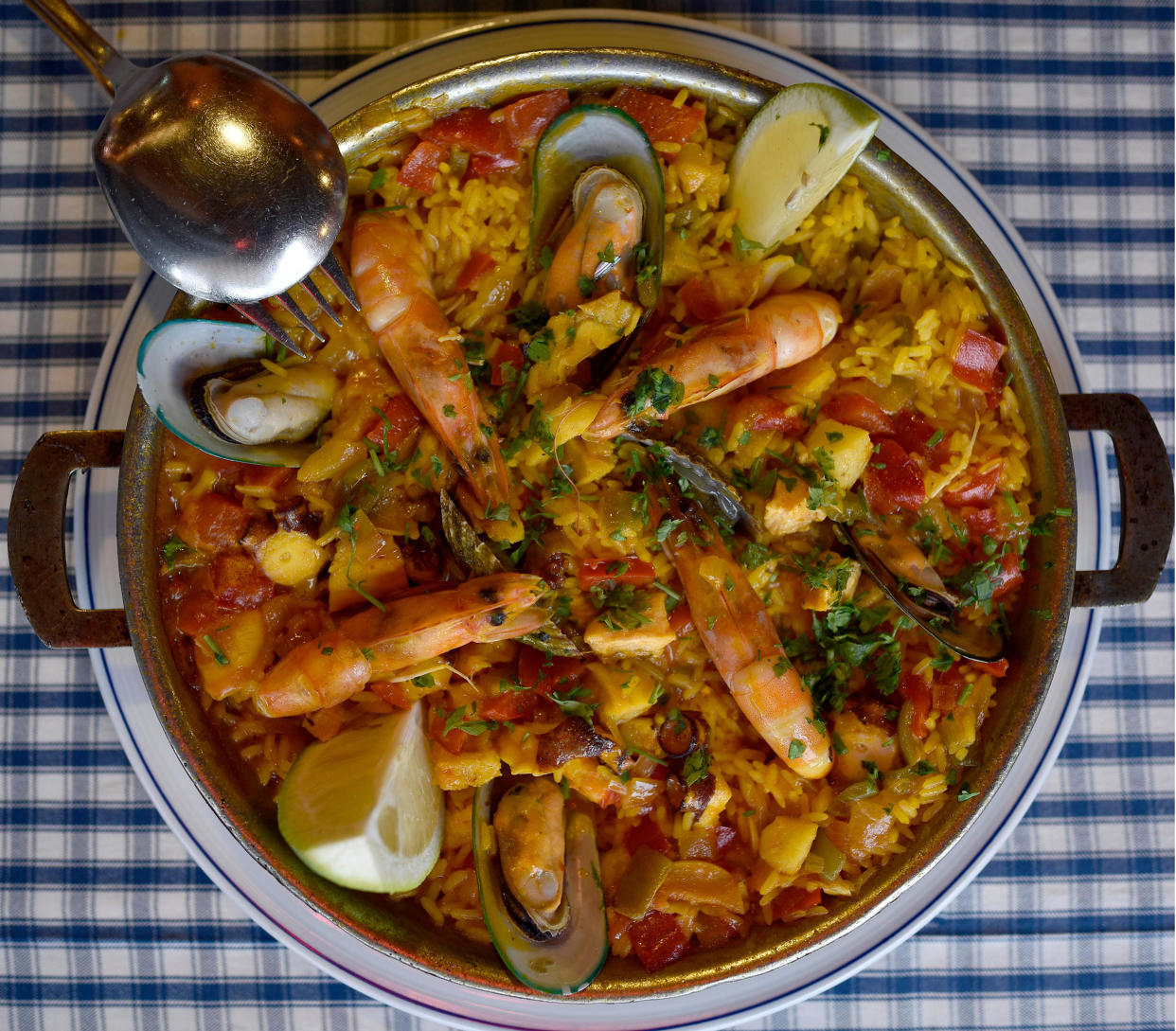 Nicht nur lecker, sondern angeblich auch geeignet für Paare mit Kinderwunsch: Paella mit Meeresfrüchten. (Bild: Michael Weber / imageBROKER/REX/Shutterstock)