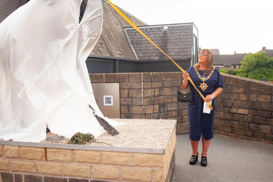 Lancashire Telegraph: Mayor of Clitheroe unveils Dandy sculpture