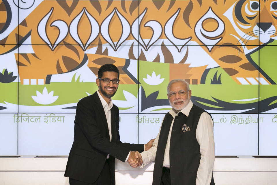 India's Prime Minister Narendra Modi (R) shakes hands with Google CEO Sundar Pichai at the Google campus in Mountain View, California September 27, 2015. REUTERS/Elijah Nouvelage      TPX IMAGES OF THE DAY     